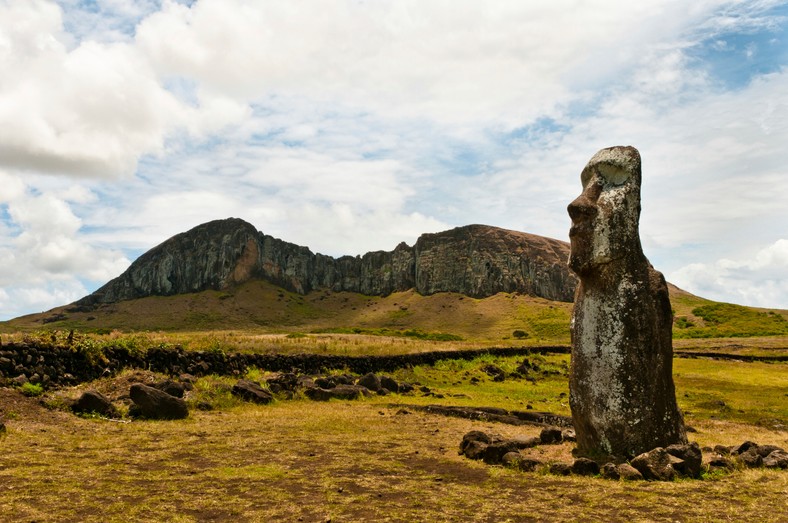 Wyspa Wielkanocna (Rapa Nui) - moai i Rano Raraku w tle