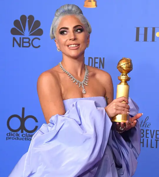 Niebieskie włosy Lady Gagi, Złote Globy 2019 / Steve Granitz / GettyImages 