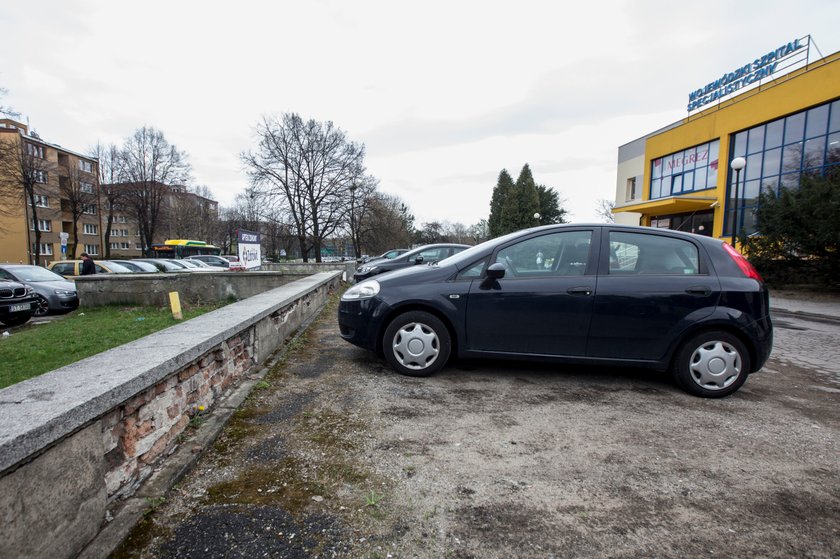 Zaniedbany teren oraz budynek szpitala w Tychach