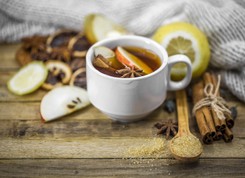 Rozpocznij sezon na zimową herbatę! Co do niej dodać zamiast cytryny?