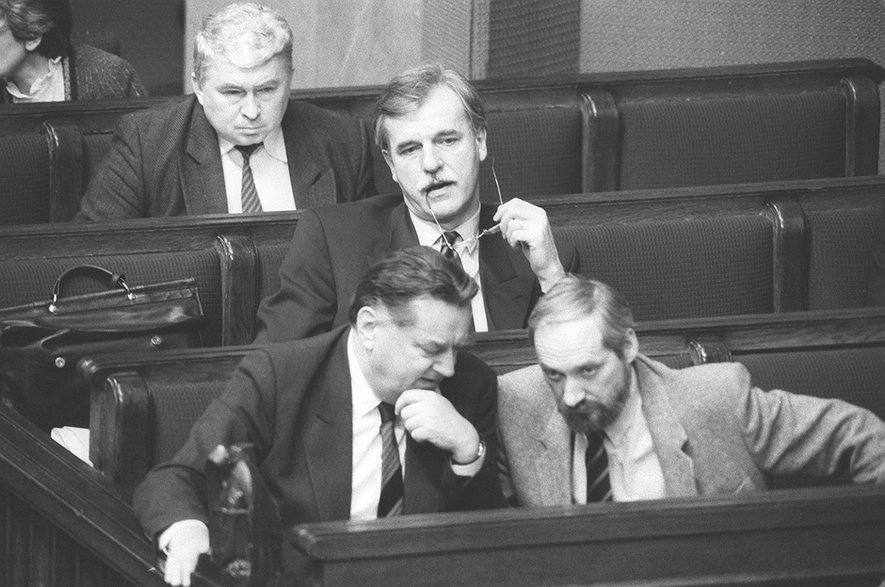 Antoni Macierewicz (z prawej) w Sejmie. Obok premier Jan Olszewski.