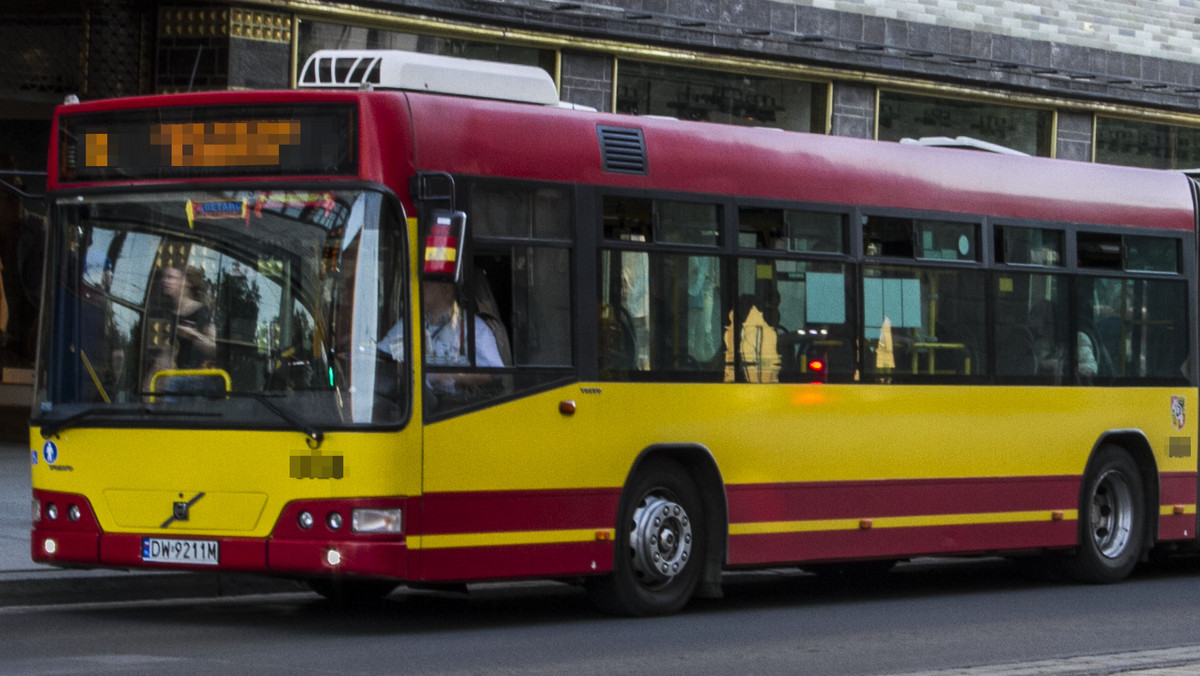 Spółka Wrocławskie Inwestycje szuka firmy, która wyremontuje pas dla autobusów na ulicy Strzegomskiej. Remont nawierzchni może nieco dziwić, bo jezdnia została oddana do użytku raptem trzy lata temu, mimo to dziś jest w opłakanym stanie.