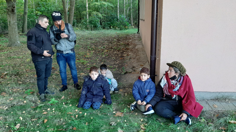 Grupa migrantów ukrywa się we wsi Szymki, 5 km od granicy z Białorusią