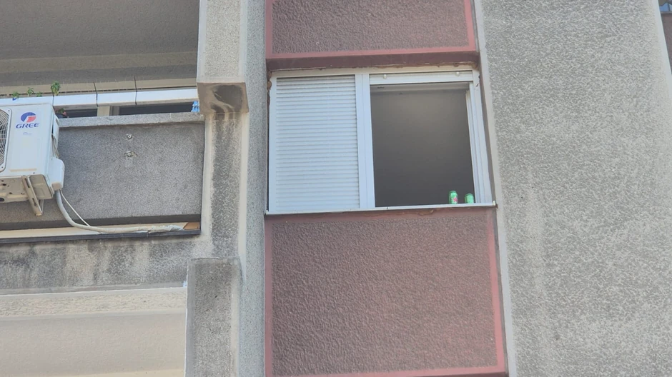 Prozor sa kog je pala devojka
