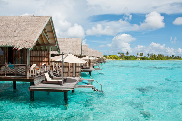 Malediwy to wakacyjny raj dla osób, które lubią słońce i pływanie.