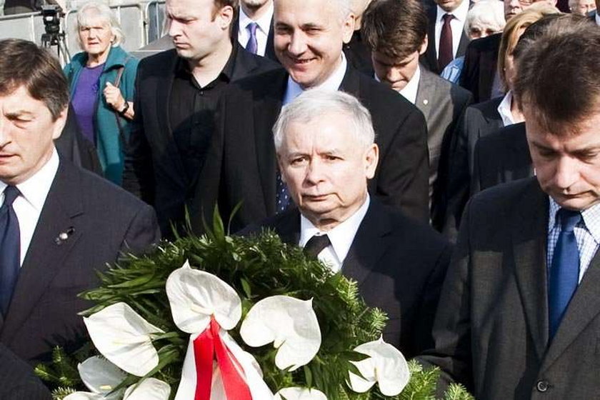 kaczyński złożył kwiaty pod pałacem prezydenckim