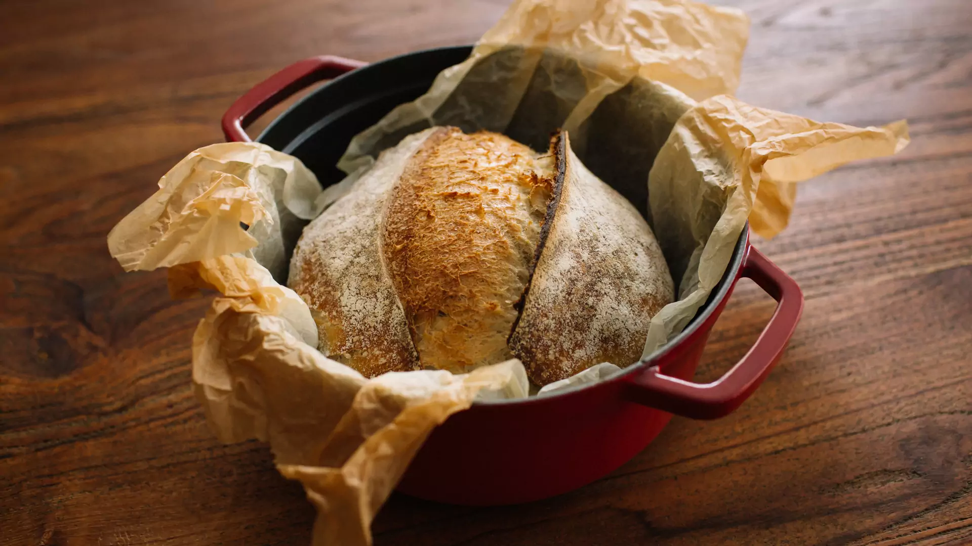 Garnek żeliwny jest idealny do domowego wypieku chleba na zakwasie