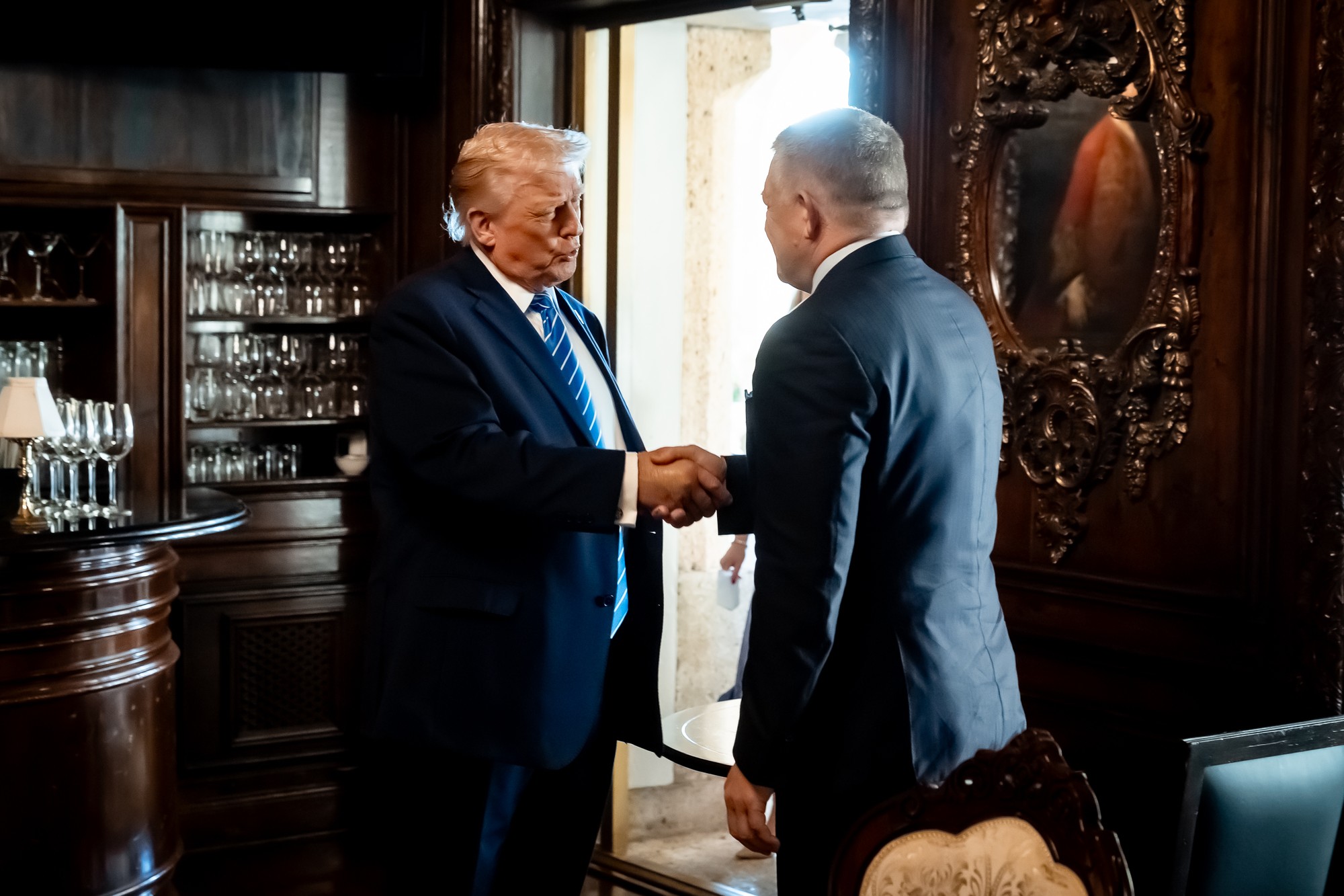 Robert Fico a Donald Trump počas ich stretnutia v Trumpovom sídle Mar-a-Lago.