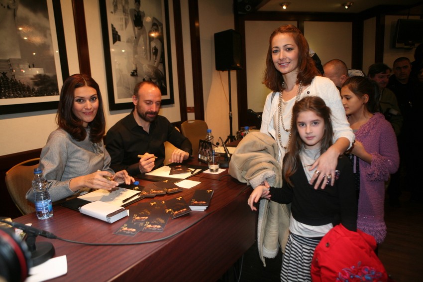 Berguzar i Halit sa obožavaocima u hotelu "Hajat"