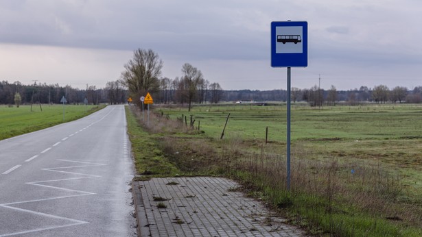 Przystanek autobusowy na wsi