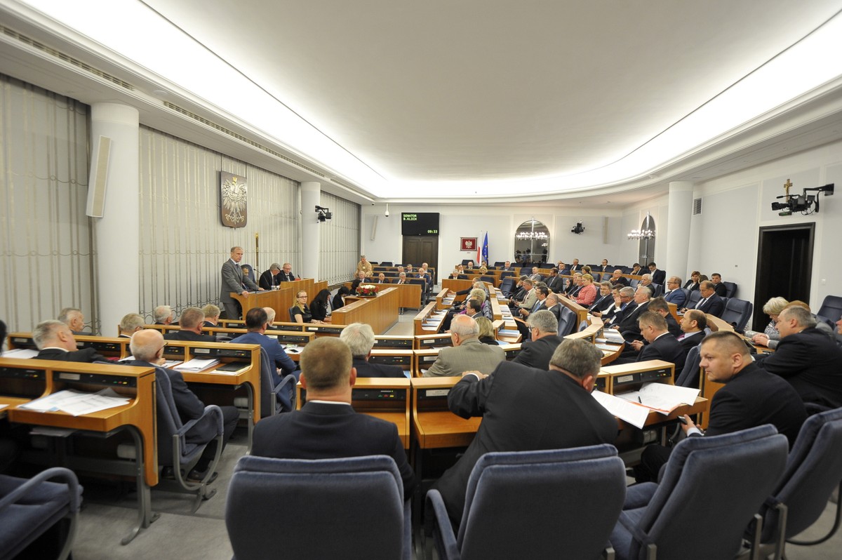Senatorowie debatowali nad ustawą ponad 15 godzin.