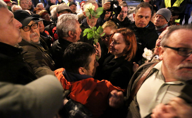 Środowym obchodom 85. miesięcznicy upamiętniającej katastrofę smoleńską przed Pałacem Prezydenckim towarzyszyła kontrmanifestacja, doszło do przepychanek.