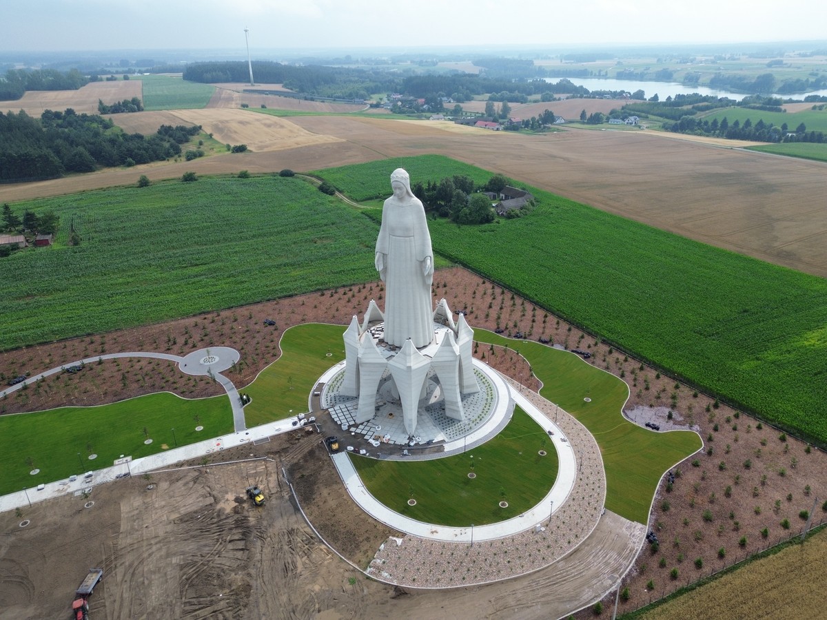 "King Kong w szczerym polu", "dziwactwo". Duchowny ostro o pomniku Matki Boskiej w Konotopiu