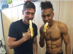 Lewandowski uderza bananem w rasizm. Dołączył do akcji Neymara ZDJĘCIA