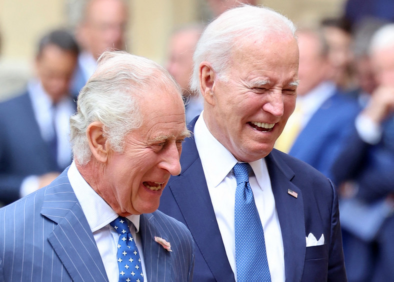 Prezydent USA Joe Biden z królem Wielkiej Brytanii Karolem III podczas uroczystego powitania w Windsorze, 10 lipca 2023 r.