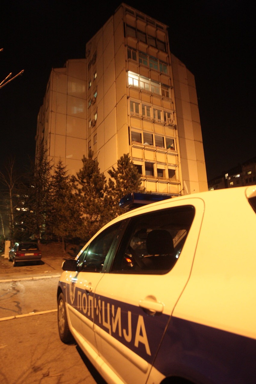 Portparol Hitne pomoći Mirko Lutovac kaže da je pri padu zadobila prelom leve butne kosti i desne nadlaktice, ali da se još utvrđuje ima li unutrašnjih povreda.