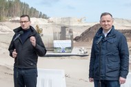 Wizyta prezydenta Andrzeja Dudy i premiera Mateusza Morawieckiego na budowie przekopu Mierzei Wiślanej, 30 maja 2020 r.