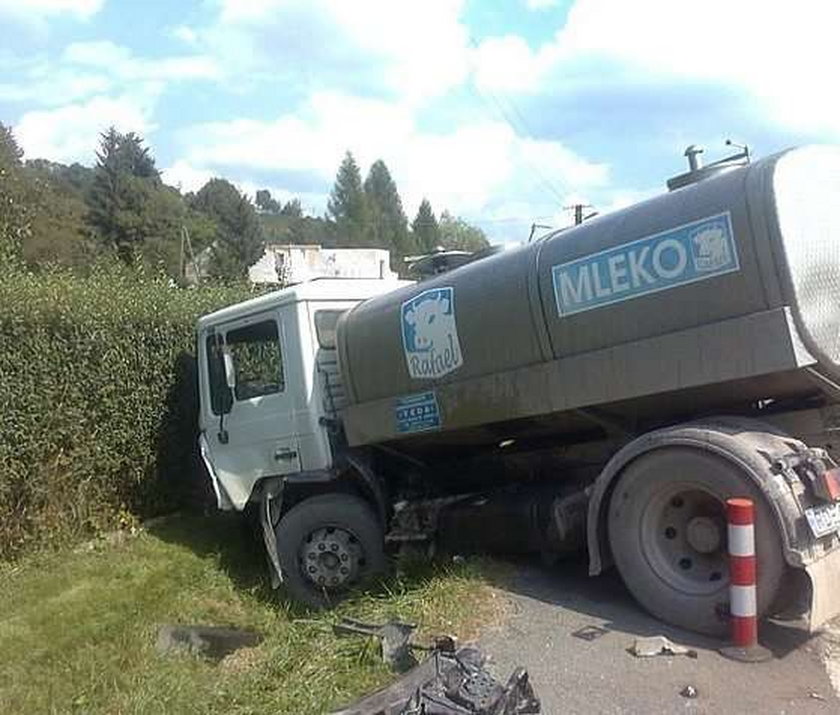 Śmierć pod cysterną. Mleczarka staranowała jeepa