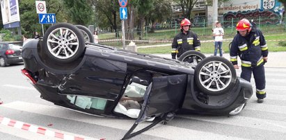 Dachowanie na rondzie w Warszawie. Kierowca w szpitalu