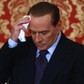 Silvio Berlusconi ociera chusteczką czoło