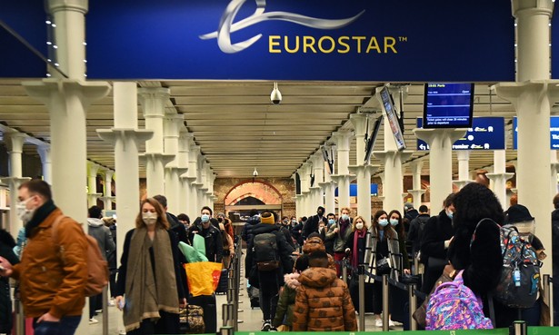 Podróżni na stacji metra King`s Cross St. Pancras