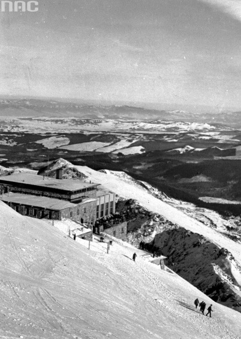 Widok Kasprowego Wierchu. W tle widoczna stacja kolejki linowej