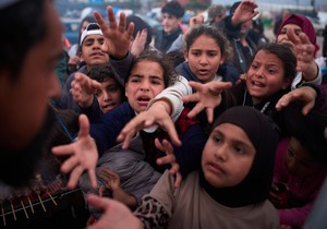Raseljena lica čekaju da dobiju doniranu hranu nakon što su pobegli od izraelskog bombardovanja u južnom Libanu, u Bejrutu