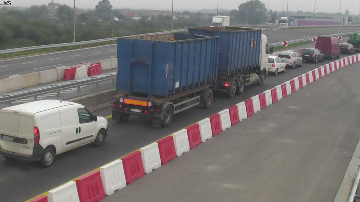 Naczepa tira zablokowała przejazd w stronę Krakowa na węźle Rybitwy. Korek sięga już zjazdu z autostrady. Policja informuje, że utrudnienia mogą potrwać kilka godzin.