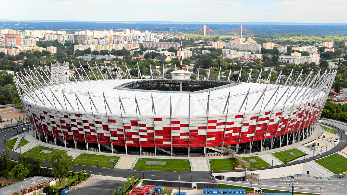 8 czerwca na Stadionie Narodowym rozpoczną się Mistrzostwa Europy w piłce nożnej. Dla kibiców oprócz informacji, kto z kim zmierzy się na boisku istotne jest to, jak będzie można dotrzeć do miast gospodarzy. Przyglądamy się Warszawie.