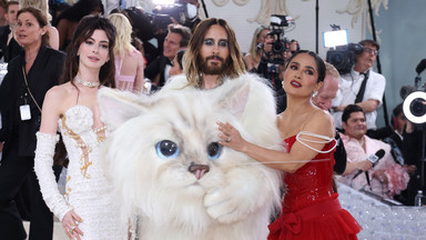 Jared Leto w stroju kota na Met Gali 2023. Kim Kardashian zakryła się perłami