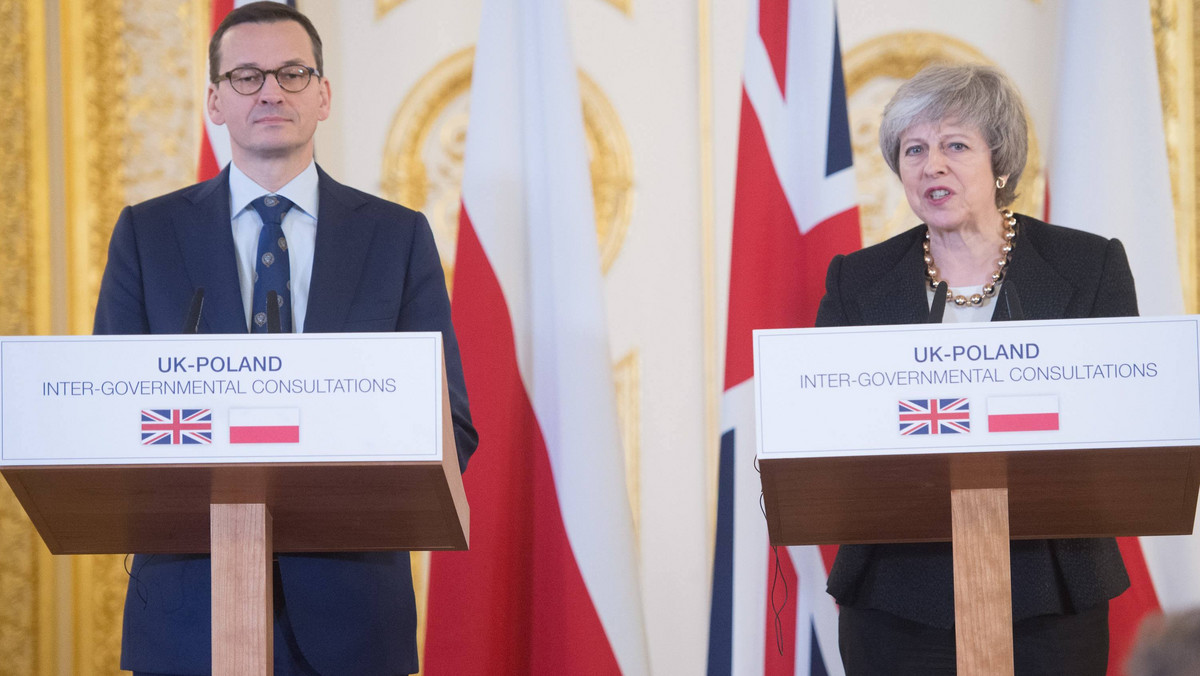 W dzisiejszej rozmowie telefonicznej zapewniłem premier Wielkiej Brytanii Theresę May, że Polska opowiada się za rozwiązaniem ws. brexitu, które będzie dobre i dla UE, i dla Wielkiej Brytanii - przekazał premier Mateusz Morawiecki. Najważniejsze to uniknąć "twardego brexitu" - podkreślił.