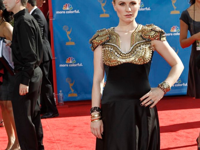 Anna Paquin w strojnej kreacji z ciężkim złotem – cały Alexander McQuinn!