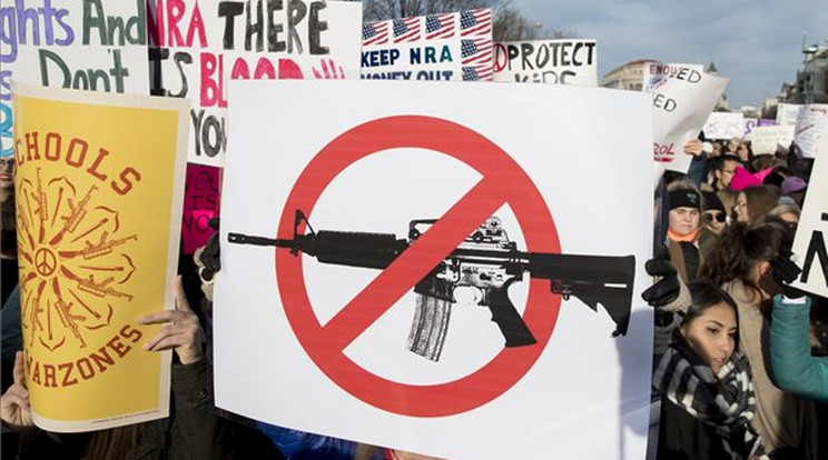 A Menet az életünkért címmel rendezett felvonulás résztvevői követelik a fegyvertartás szabályainak szigorítását Washingtonban /Fotó: MTI/EPA/Michael Reynolds