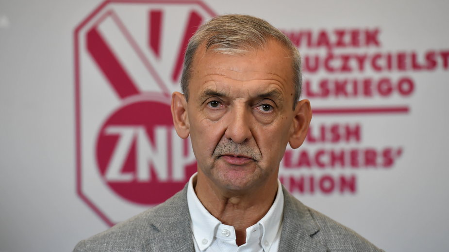 Prezes Związku Nauczycielstwa Polskiego Sławomir Broniarz podczas konferencji prasowej.