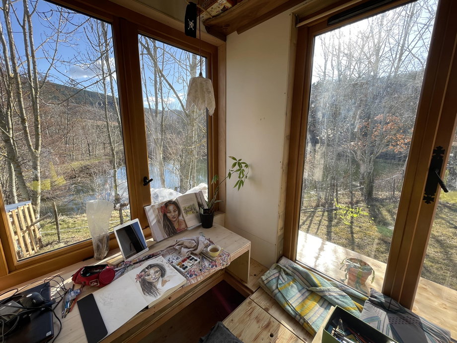 Niewielki dom Celarda ma mnóstwo okien, przez które właściciel może podziwiać przyrodę.
