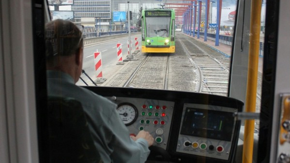 MM Poznań: Od 29 grudnia obowiązuje nowa organizacja ruchu na ul. Matyi. Tramwaje na moście Dworcowym jeżdżą teraz jednym torem.