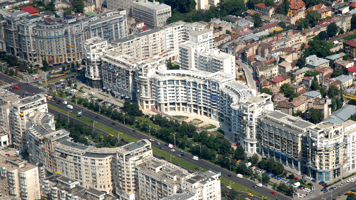 Prace przy budowie gigantycznej prawosławnej Katedry Zbawienia Narodu w Bukareszcie nie wyszły poza fundamenty, ale w kryzysowych latach chudych rozmach projektu szokuje. Sobór powstaje na powierzchni 11 hektarów w sercu rumuńskiej stolicy.