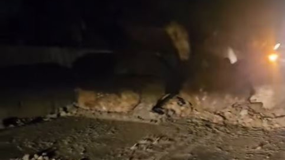 (VIDEO) VOZAČI, OPREZ! Pojavili se veliki ODRONI na ovim deonicama u Srbiji: Put neprohodan, ekipe na terenu  Kép