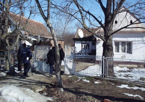 217854_1002-vracev-gaj-deca-ubijenog-dragana-petrovica-ulaze-u-kucu-u-kojoj-se-doggodio-stravican-zlocin