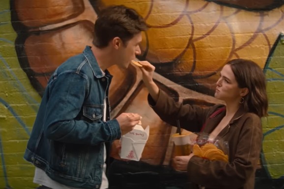 Romantična komedija u koju je umešana i Tejlor Svift danas stiže na Netfliks, a kritika ju je već pokopala: "Nisi Tom Henks" (VIDEO)