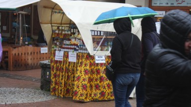 Sanepid zamknie stoiska z oscypkami na Krupówkach? Awantura wokół biznesu wartego miliony złotych