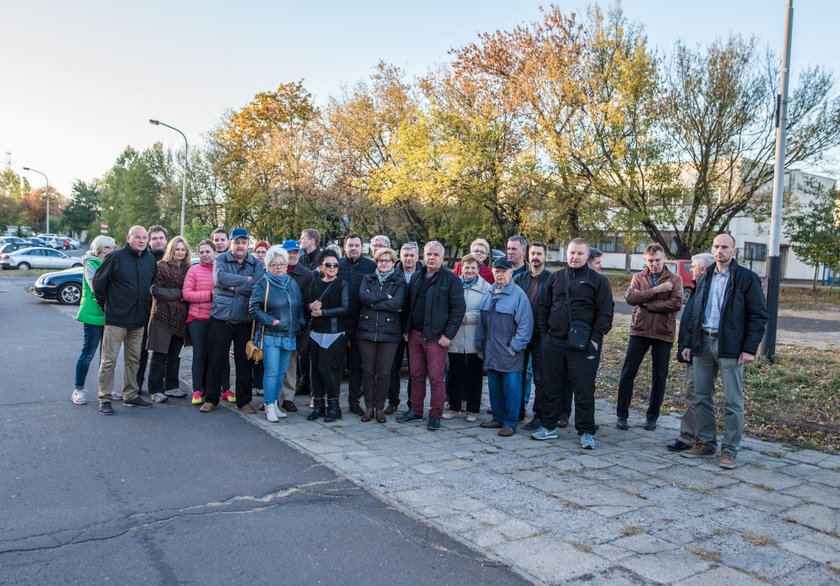 Mieszkańcy ulicy Liściastej w Łodzi boją się że pył z fabryki Prima szkodzi im zdrowiu