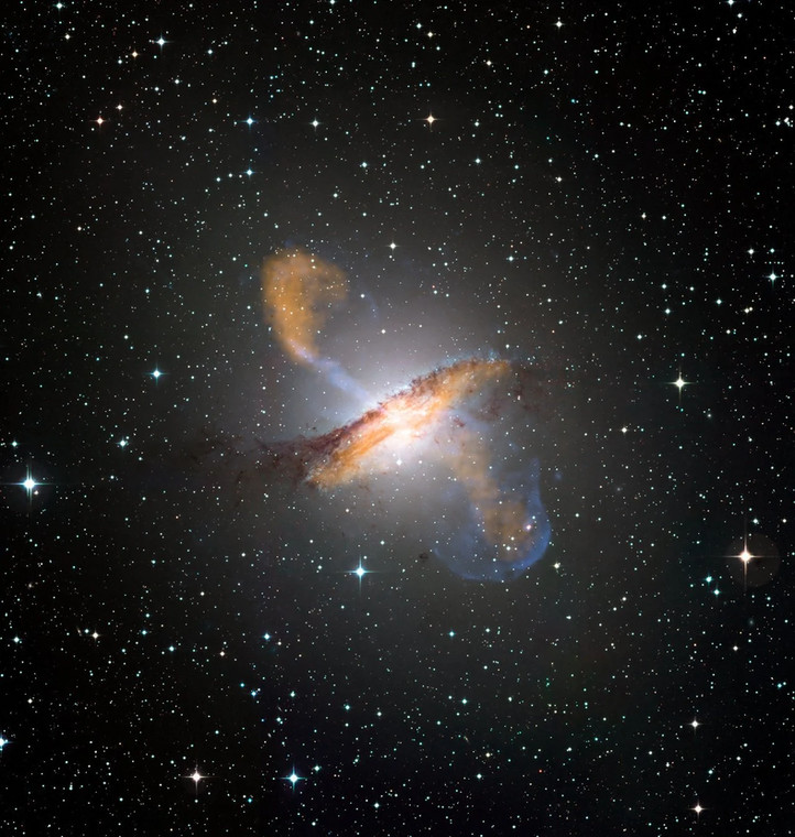 Galaktyka Centaurus A widoczna na różnych długościach fal