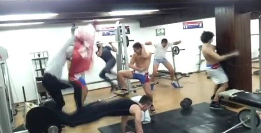 ...i veslači u "Harlem šejk" transu