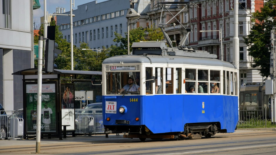 Zabytkowy tramwaj na trasie we Wrocławiu