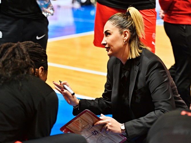 Selen Erdem koja trenira ženski košarkaški tim Panatinaikosa na terenu je u odelu i štiklama