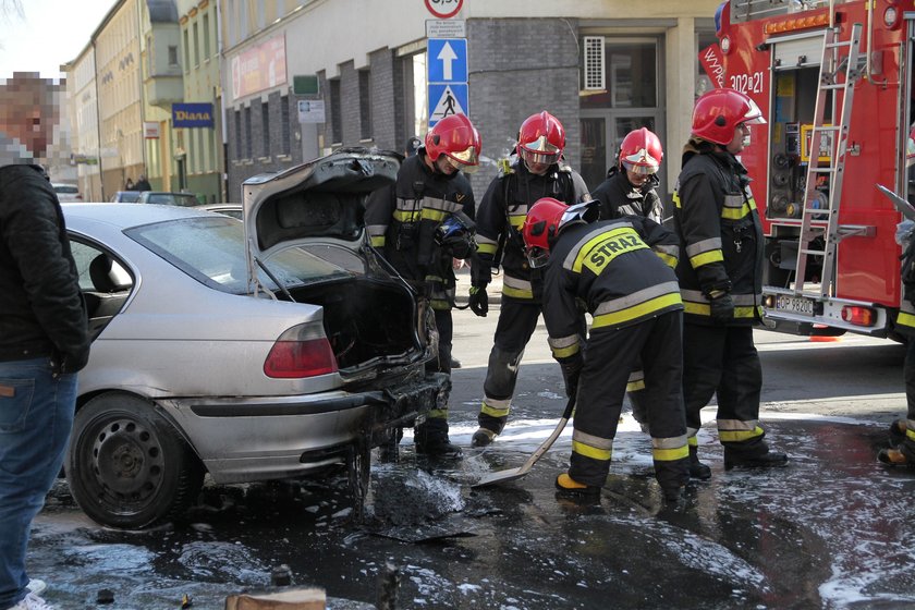 W centrum Opola spłonęło BMW