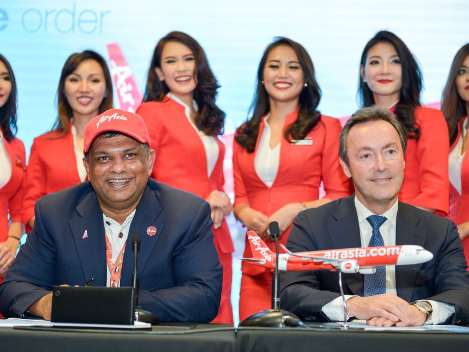 Tony Fernandes,  CEO AirAsia (po lewej) i Fabrice Brégier CEO Airbus 