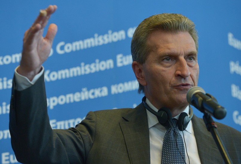 Komisarz UE ds. energii Guenther Oettinger w Warszawie. Fot. PAP/Radek Pietruszka