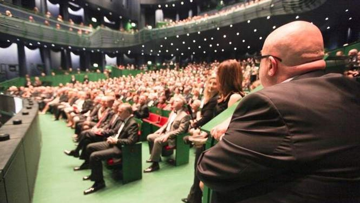 - Kredyt to konieczność, żeby ta instytucja na bieżąco mogła płacić swoje zobowiązania – mówi Henryk Gryko, skarbnik województwa podlaskiego. Przyznaje, że powodem złej sytuacji finansowej mogą być kosztowne premiery. Więcej będzie wiadomo po kontroli, którą w operze przeprowadza w tej chwili urząd marszałkowski - informuje "Kurier Poranny".